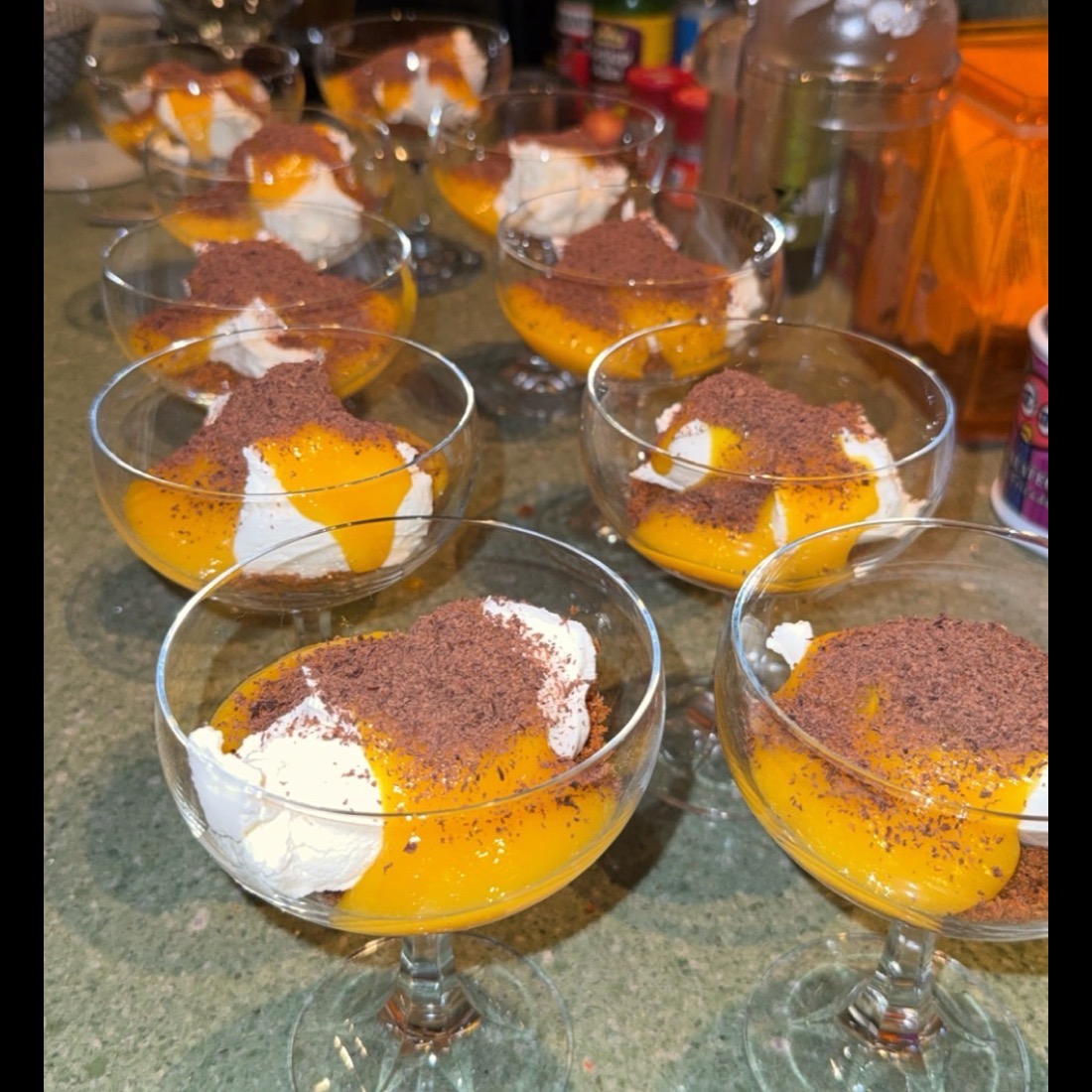 Dessert van mango en mascarpone met cacao