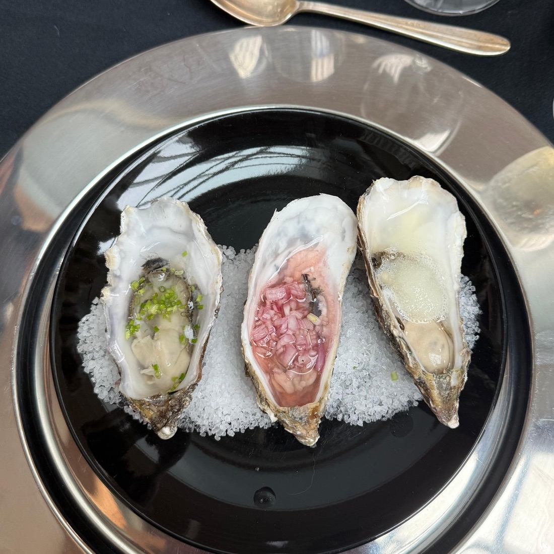 Drie oesters op ijs, elk anders afgemaakt