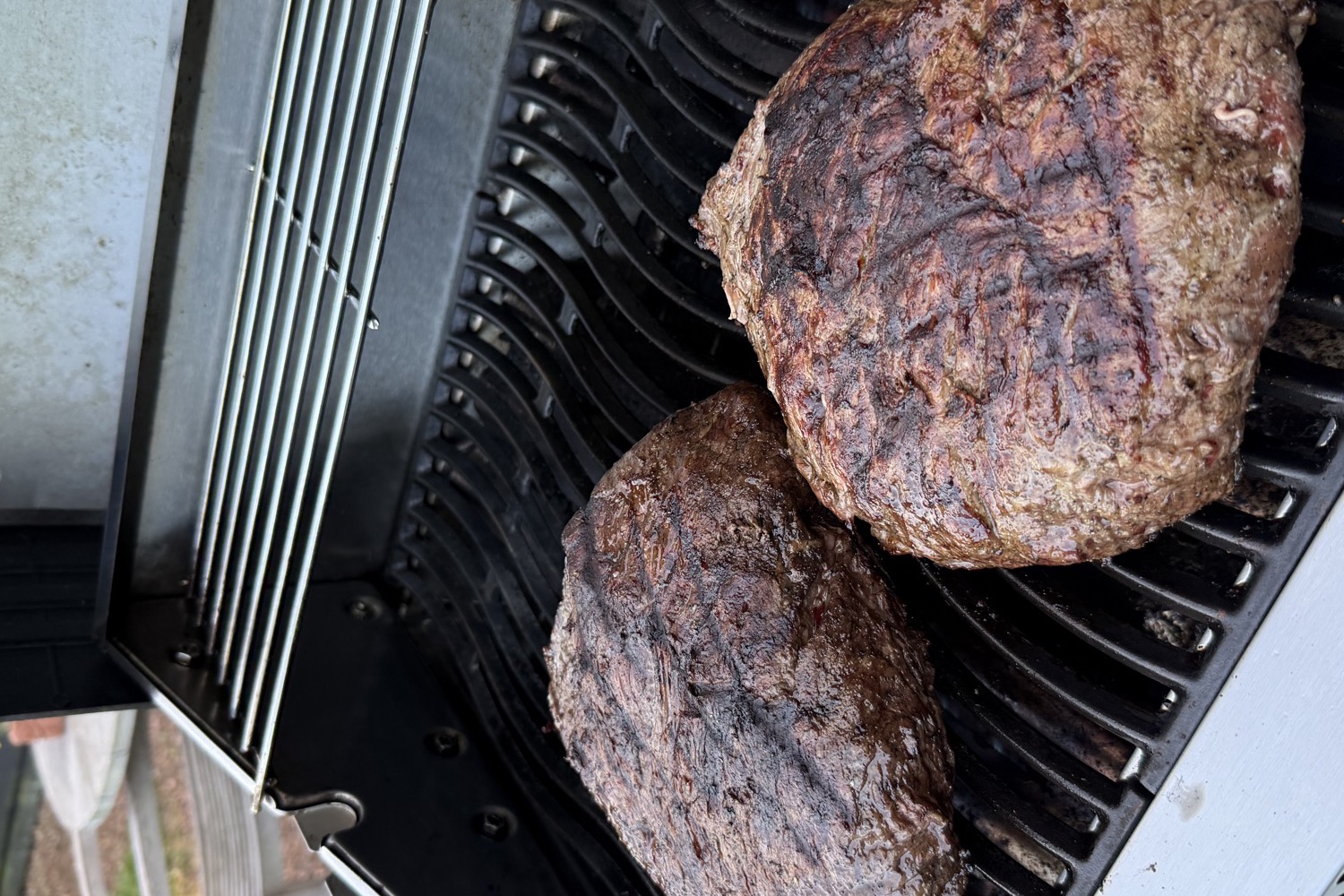 Twee stukken vlees op de grill